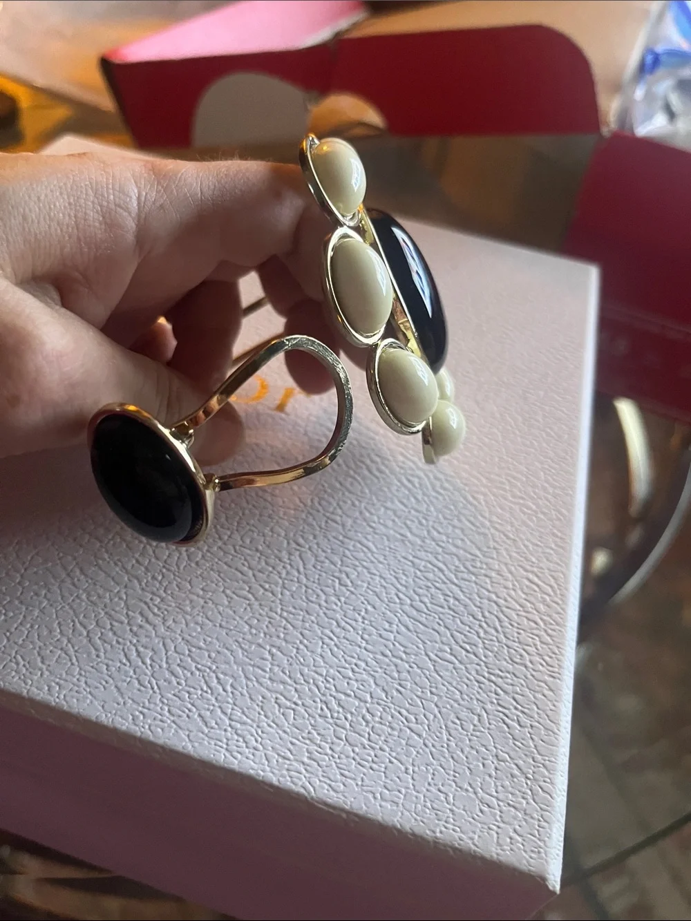 N/A bold oval design